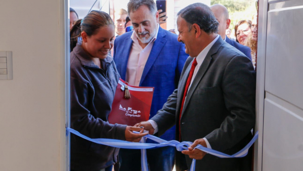 El gobernador Ricardo Quintela entregó viviendas y anunció la construcción de 50 nuevas unidades habitacionales 